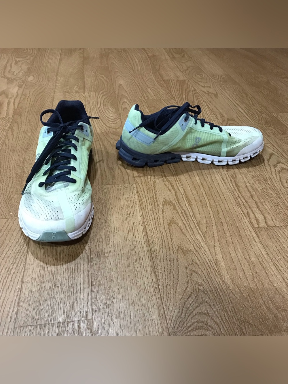 ON RUNNING cloudflow in green meadow white shoes men’s size 10.5